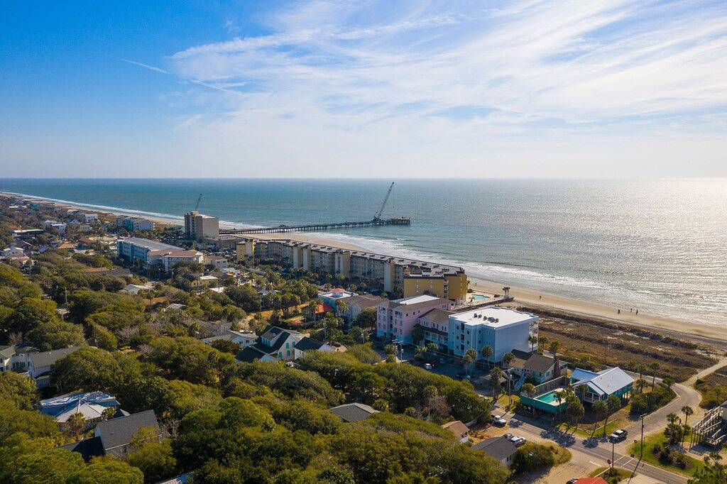 Ganze Wohnung, Seacoast 2 - Folly Happy - Ocean Views - 2 Blocks from Center Street in Folly Beach, Charleston County