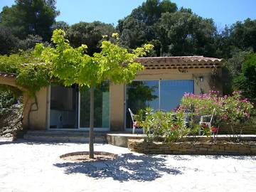 Gîte pour 2 personnes, avec terrasse ainsi que jardin et piscine dans La Madrague