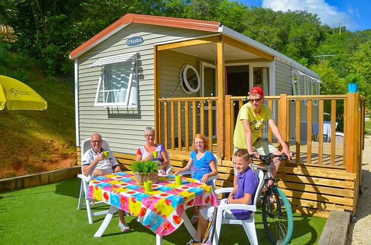 Camping pour 5 personnes, avec bassin pour enfant et jardin ainsi que piscine et vue, animaux acceptés