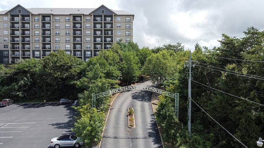 Vacation apartment for 6 people, with yard and balcony as well as hot tub and pool in Pigeon Forge