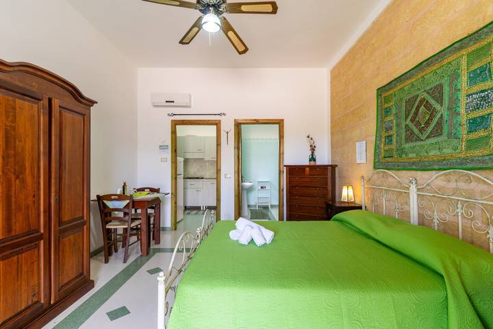 Apartamento entero, Apartamento vacacional "Domus Mea Salento Arazzo Verde" con piscina compartida y Wi-Fi in Ugento, Golfo de Tarento