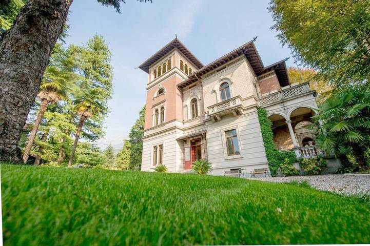 Villa per 14 persone, con Balcone e Terrazza nonché Giardino e Piscina a Mandello del Lario