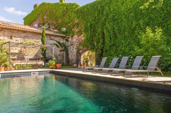 Location de vacances pour 12 personnes, avec jardin ainsi que piscine et terrasse à Fouzilhon