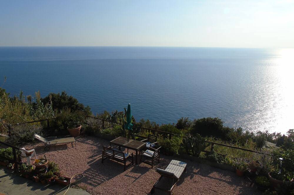 Apartamento entero, Cà Gialla en Bonassola tu terraza con vistas al mar y las estrellas in Bonassola, Riviera di Levante