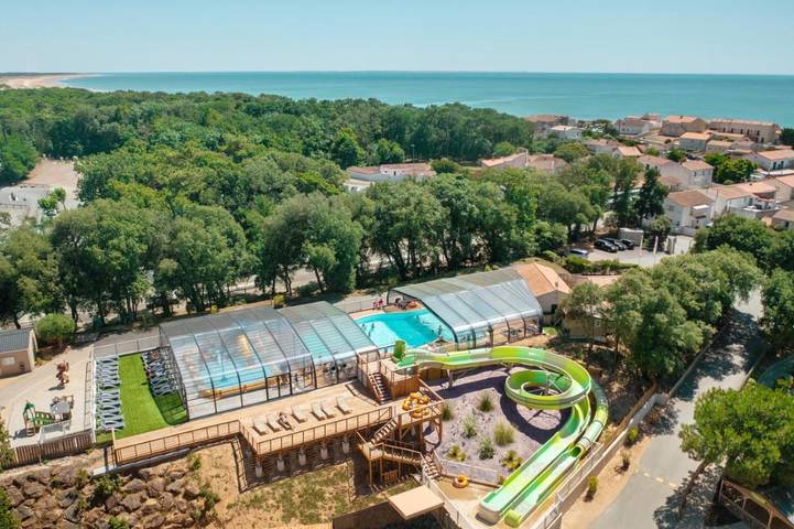 Camping pour 6 personnes, avec piscine ainsi que bassin pour enfant et terrasse, animaux acceptés