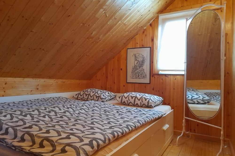 Charming wood house with outdoor hot tub located in National park Plitvice lake. in Smoljanac, Plitvicer Seen