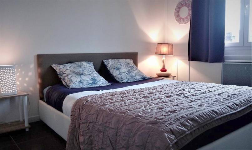 Location de vacances pour 2 personnes, avec vue et jardin à Anglade - 2