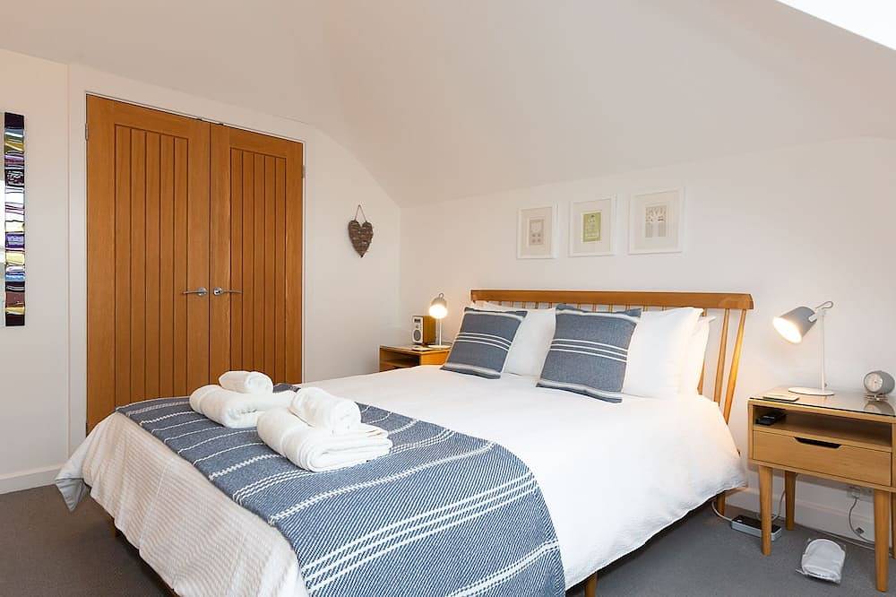Holiday Cottage with Private Indoor Swimming Pool & Off-Road Car Parking in Carbis Bay, Cornwall