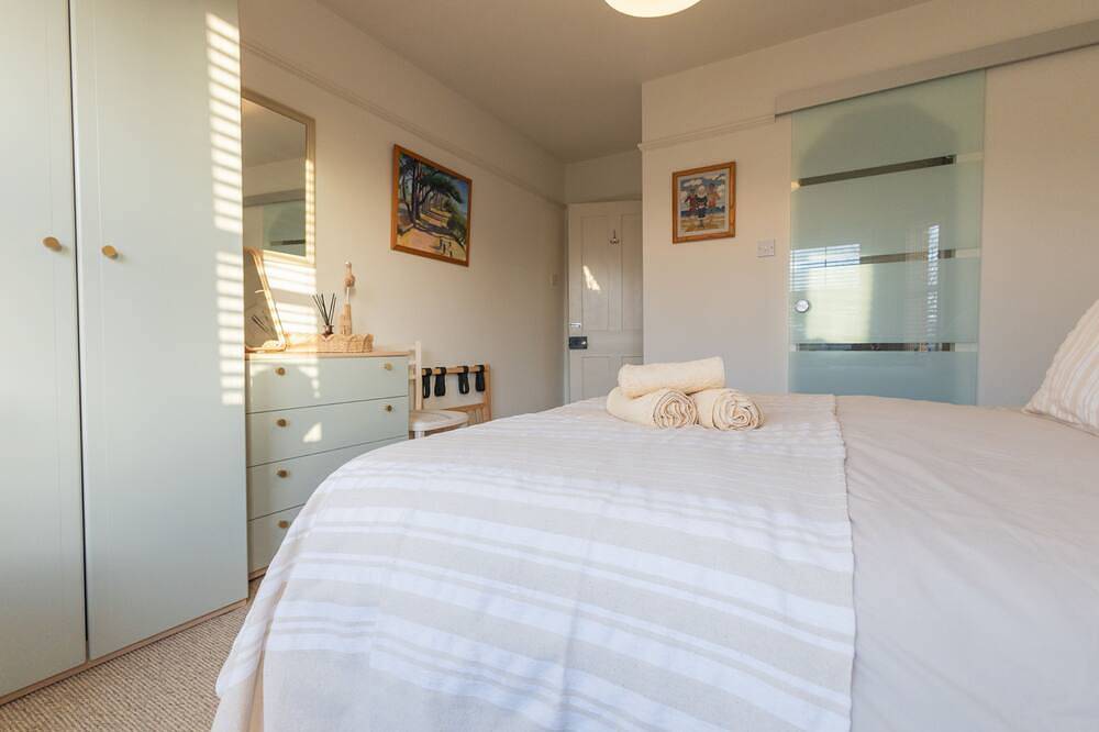 Anchor Point - a two bedroom, two bathroom cottage close to Fisherman's Bank, Mudeford in Mudeford, Christchurch