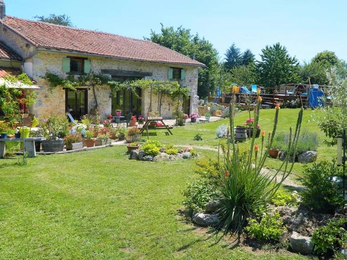 Location de vacances pour 12 personnes, avec jardin ainsi que piscine et vue, adapté aux familles à Montbron