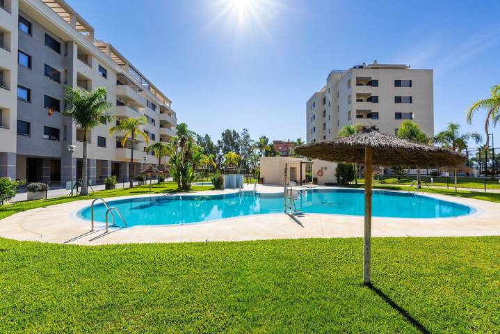 Ferielejlighed for 5 personer, med Balkon og Jacuzzi såvel som Have og Børnepool i Torre del Mar