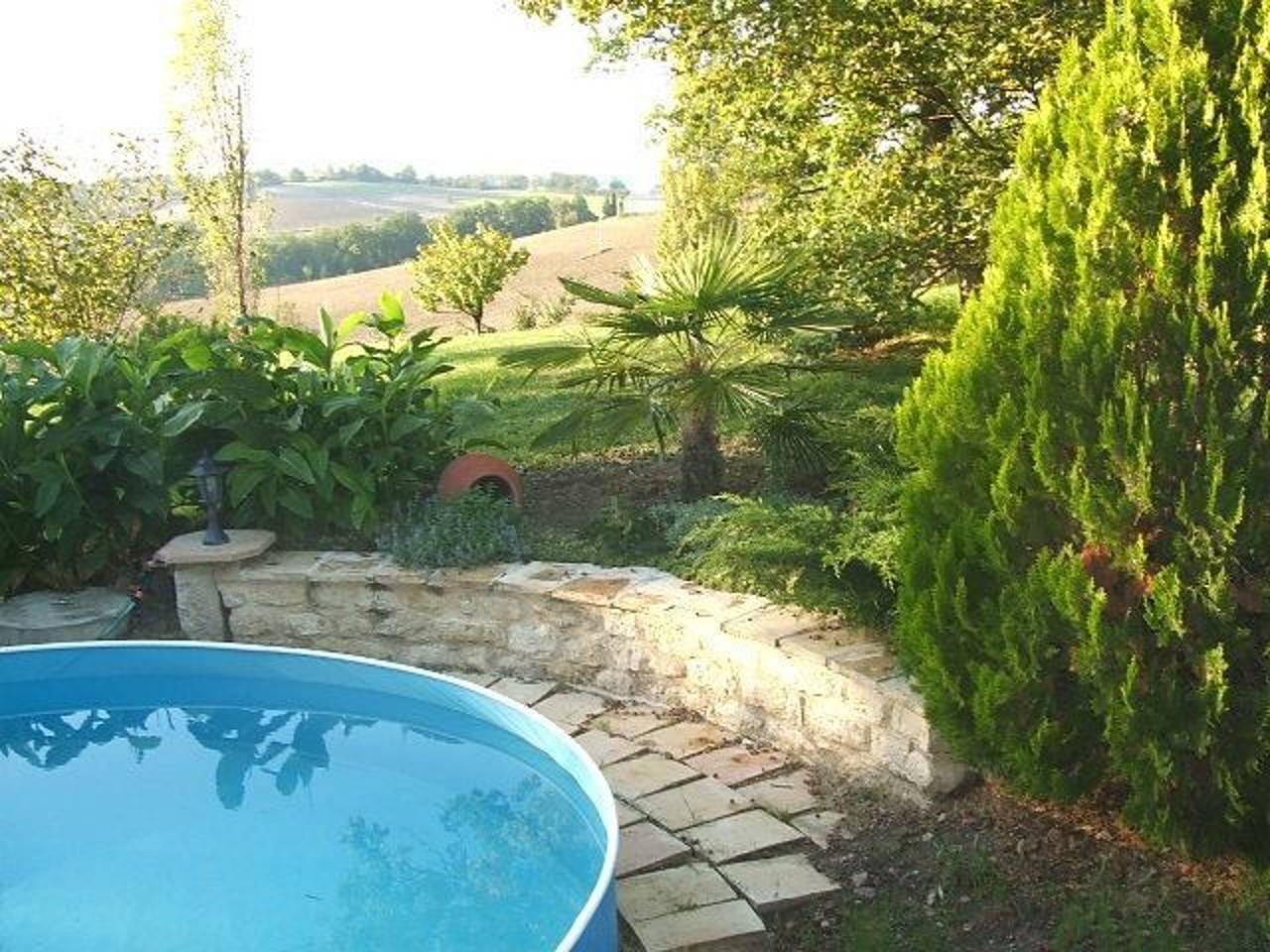 Appartement entier, Appartement avec piscine à Montpezat-de-Quercy 40 m² in Montpezat-de-Quercy, Tarn-et-Garonne