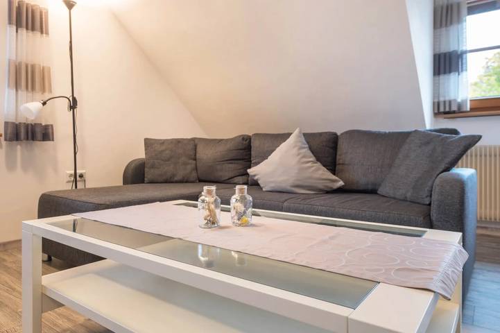 Apartamento inteiro, Apartamento “Nr 3 Bergblick” com vista para a montanha, varanda e Wi-Fi in Höchenschwand ort, Hochenschwand
