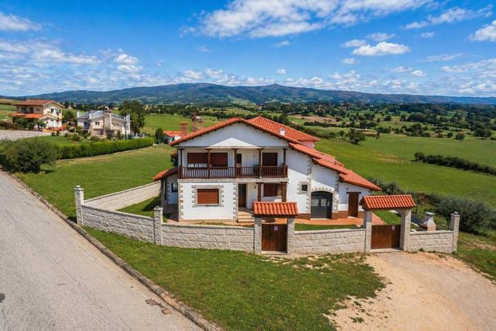 Location de vacances pour 12 personnes, avec jardin ainsi que vue sur le lac et vue dans Lanchares