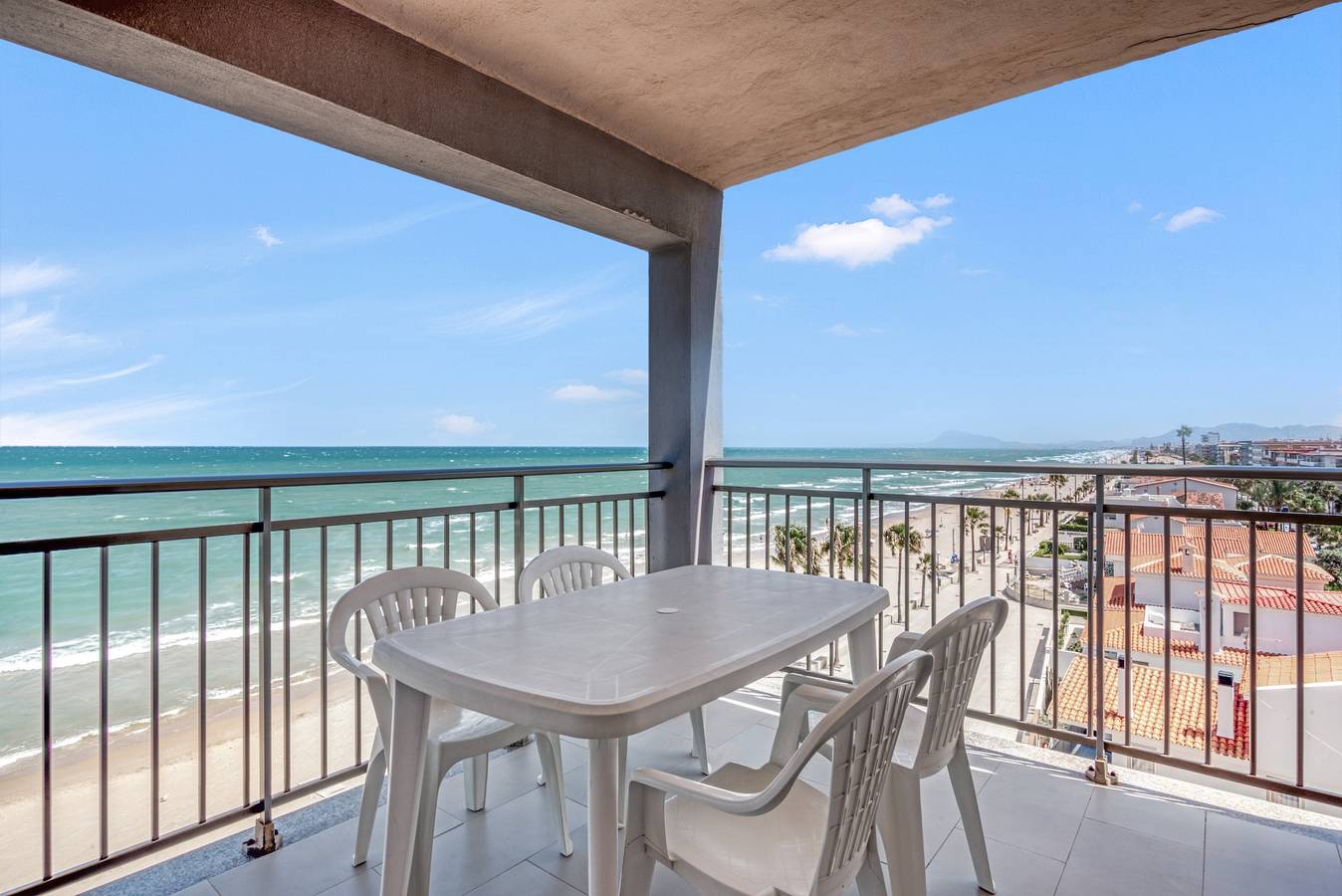 Apartamento entero, Apartamento 'Voramar' con vistas al mar, terraza privada y Wi-Fi in Bellreguart, Costa de Valencia