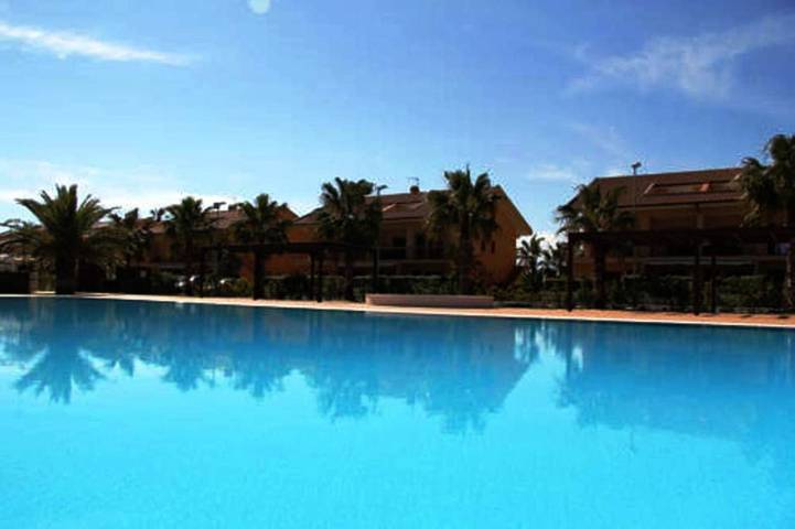 Location de vacances pour 6 personnes, avec Balcon et Terrasse ainsi que Jardin et Piscine à Torre Faro