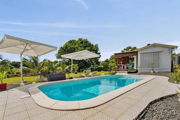 Camping pour 3 personnes, avec piscine ainsi que jardin et vue