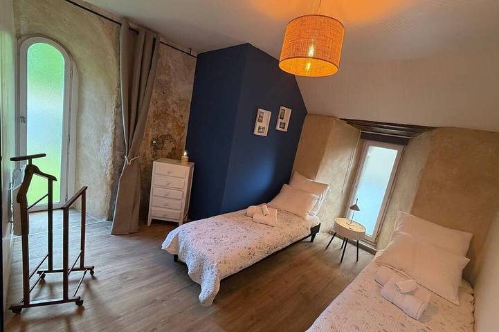 12th-century chapel with terrace & fireplace - sleeps 8 in Josselin, Pontivy und Umgebung