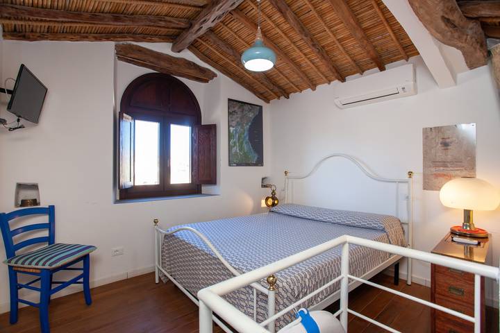 Ganze Wohnung, Ferienwohnung 'Hora Mare' mit Meerblick, Garten, Wlan & privatem Parkplatz in Orosei, Golf von Orosei