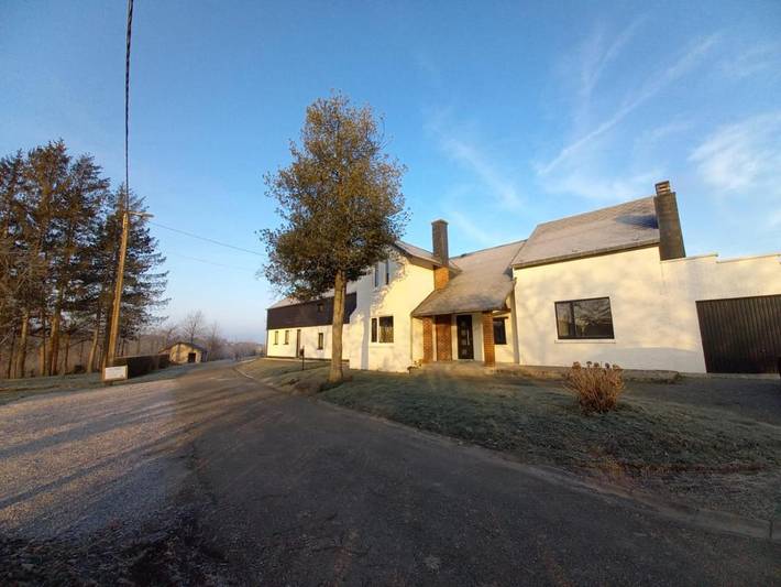 Location de vacances pour 15 personnes, avec Jacuzzi et Terrasse ainsi que Jardin et Vue à Momignies