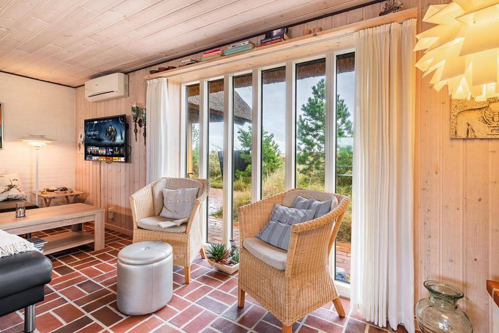 Gemütliches und sehr geräumiges Reetdachhaus mit Whirlpool und Sauna im Gøgevej 46, Henne Strand. in Henne, Varde