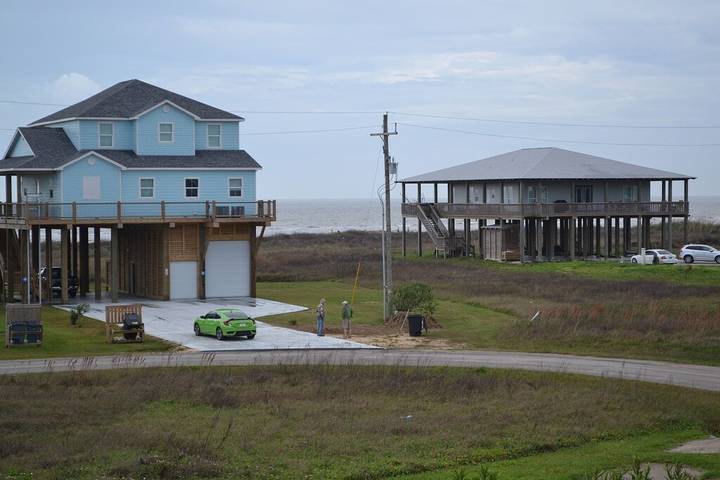 Vacation house for 12 people, with yard and terrace in Bolivar Peninsula
