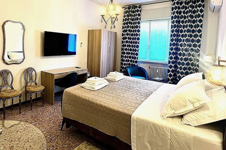Zweibettzimmer-Superking-Eigenes Badezimmer-Strassenblick in Piacenza, Piacenza Provinz