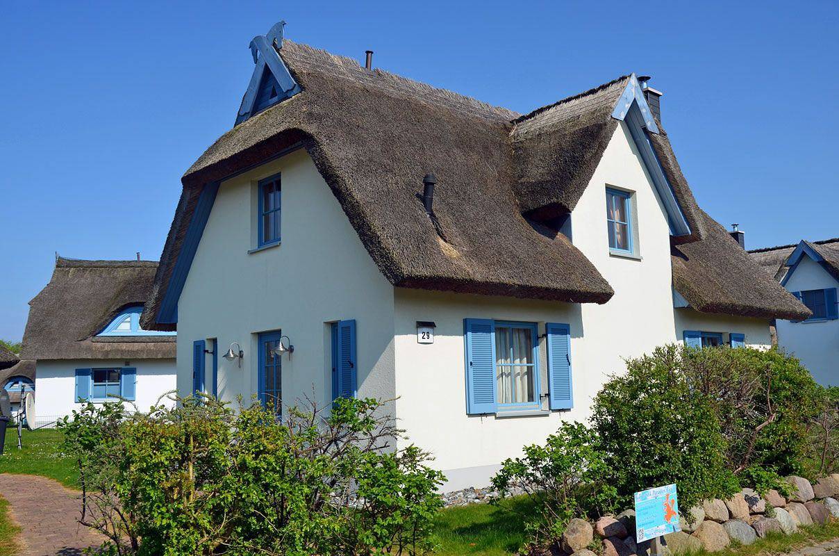 Ferienhaus mit Kamin, ca. 400m zum Sandstrand, Wlan, Hunde sind willkommen in Glowe, Rügen