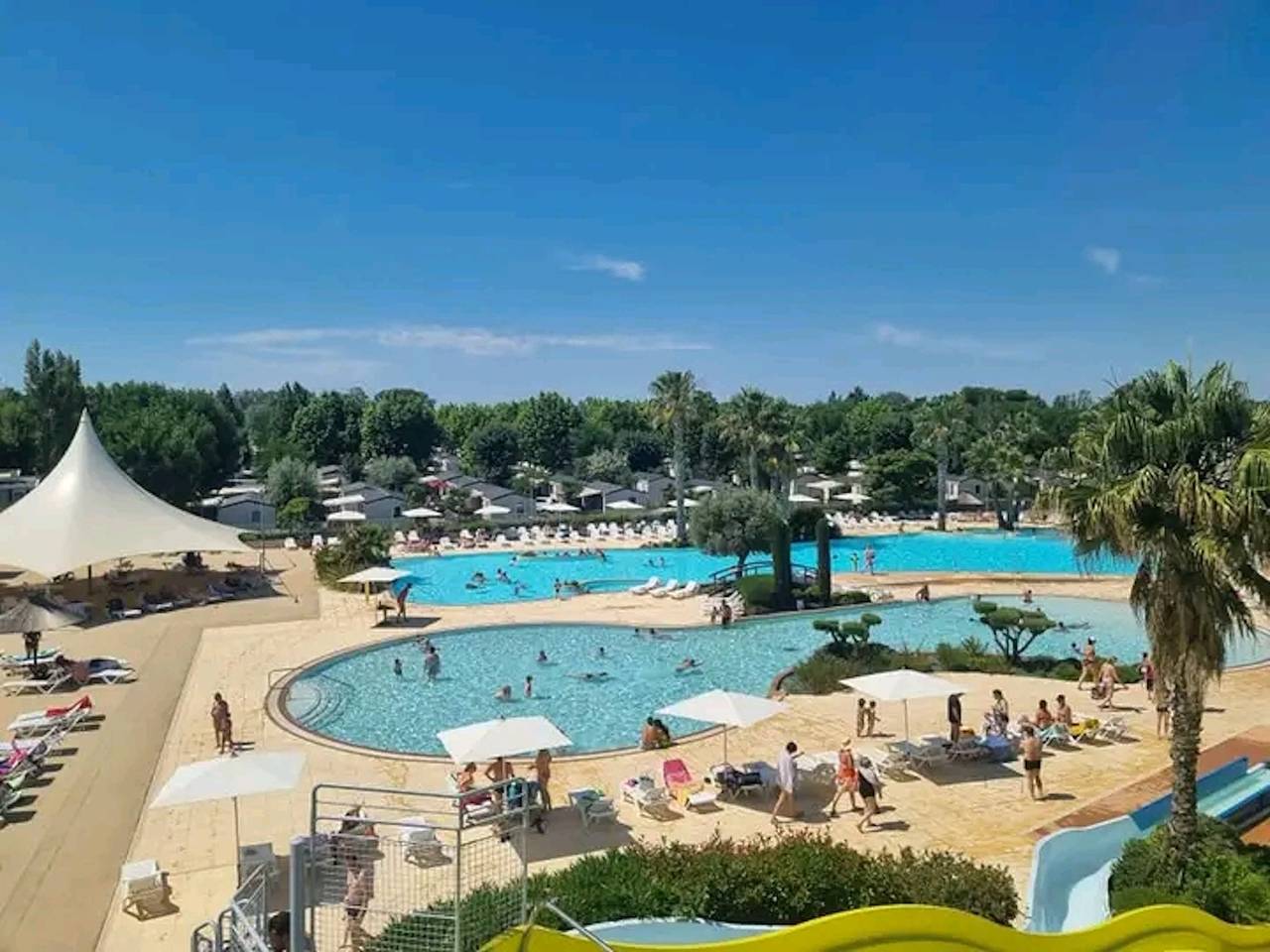 Charming bungalow near Vias with shared pool in Vias Plage, Vias