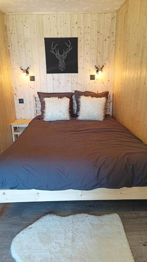 Location de vacances pour 2 personnes, avec Jacuzzi et Terrasse ainsi que Jardin et Vue à Saint-Julien-Molin-Molette