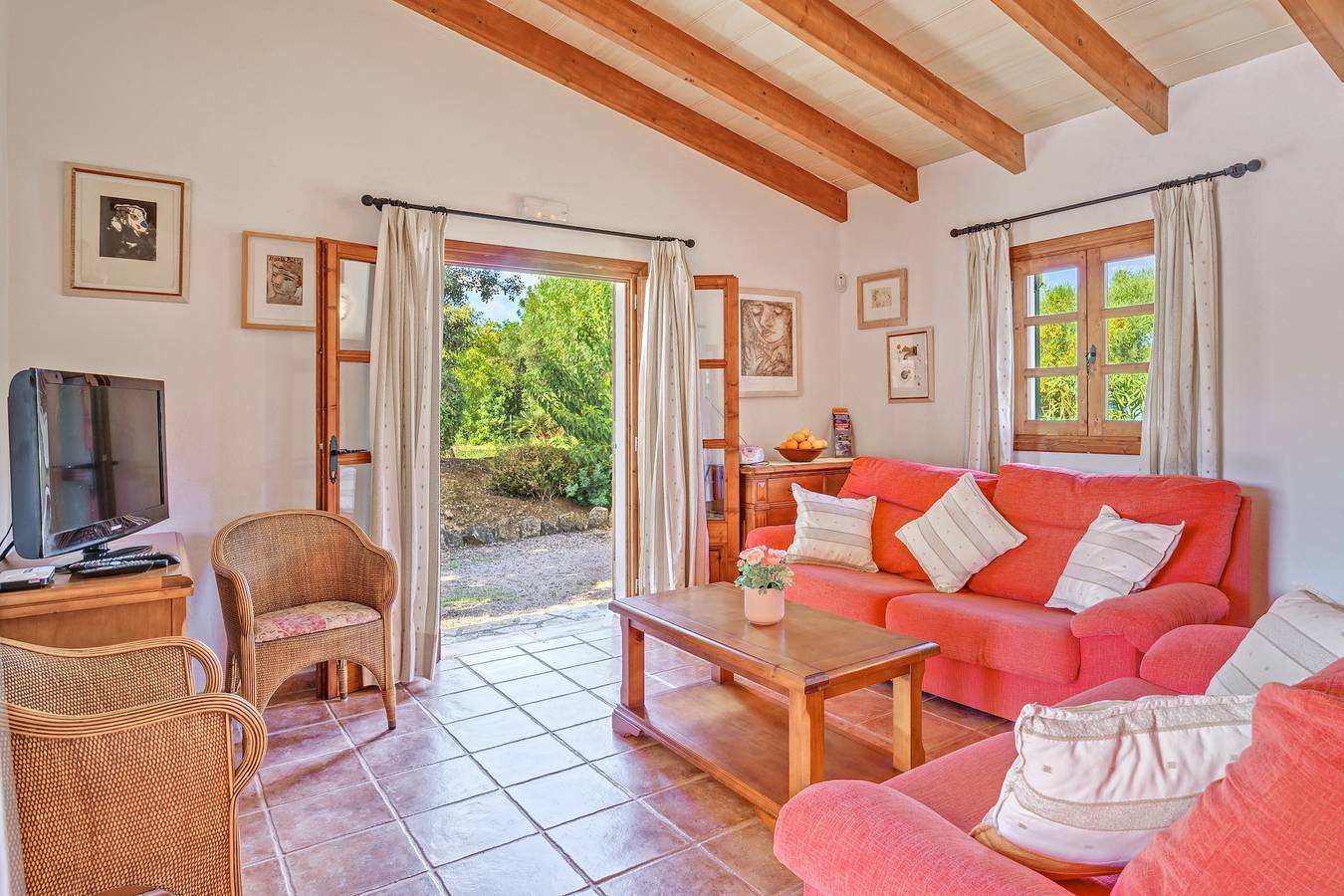 Villa Joana mit Bergblick, Wi-Fi, Garten, Pool & Terrassen in Pollença, Mallorca Norden