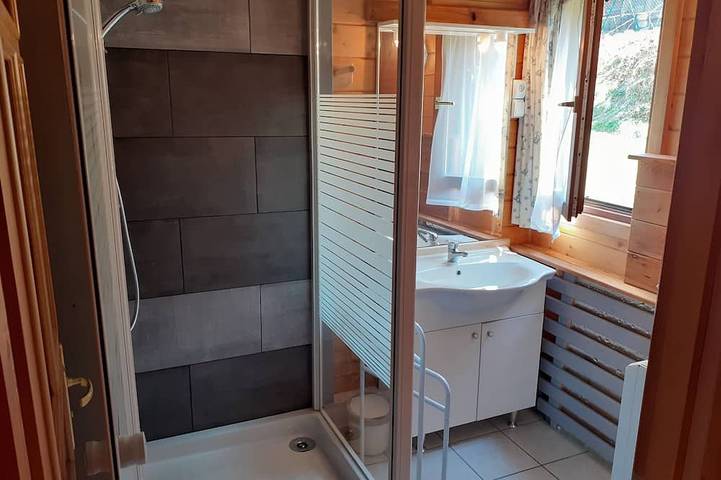 Gîte pour 4 personnes, avec piscine ainsi que balcon et jardin à Le Syndicat - 4