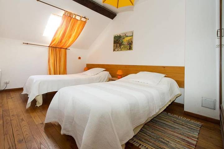 Gîte pour 4 personnes, avec jardin et terrasse à Châtel-Montagne - 2