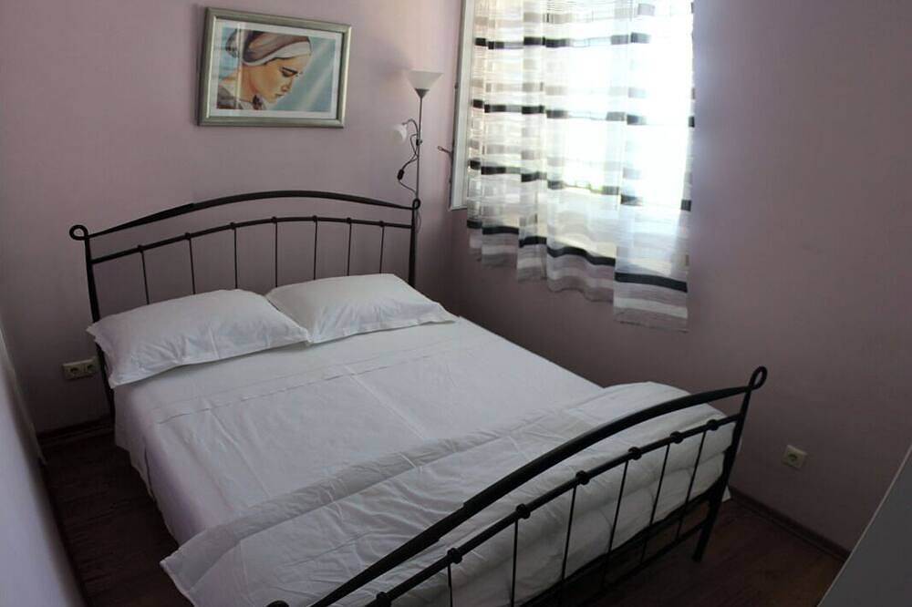 Ganze Wohnung, Perfekter Strandurlaub in einem abgelegenen traditionellen Steinhaus mit Pool in Marusici, Split-Dalmatien