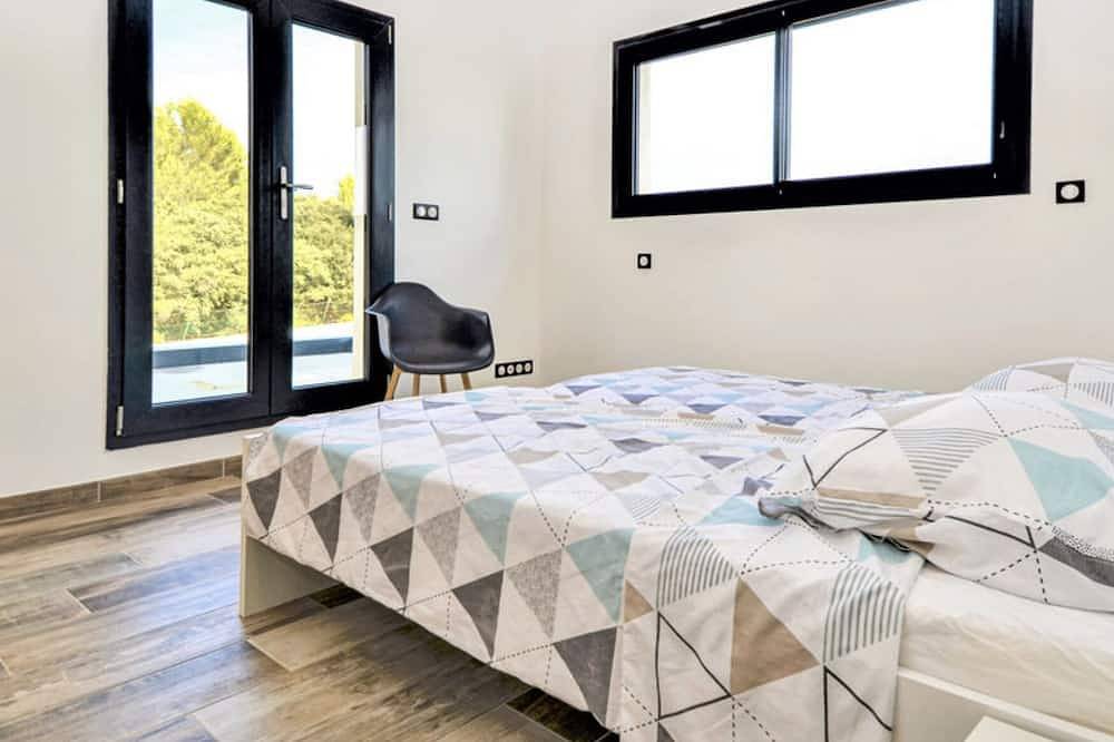 Jolie Villa Avec Piscine Et Sans Vis A Vis in Bezouce, Region de Nimes