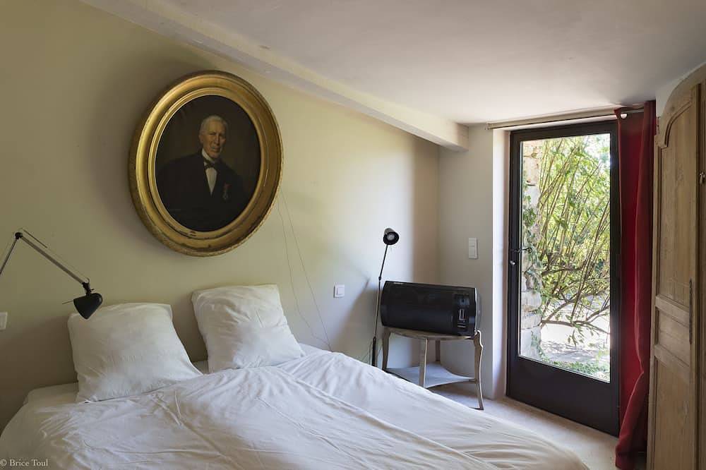 Charming house with swimming pool in the middle of vineyards in Luberon in Goult, Parc naturel régional du Luberon