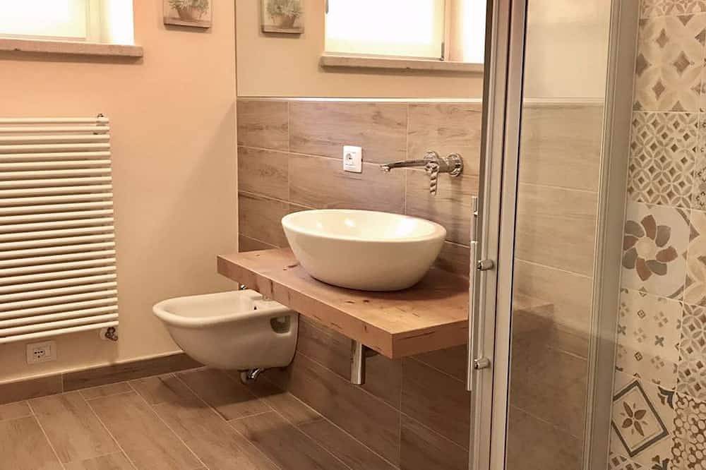 Ganze Wohnung, Helle Wohnung mit einem Schlafzimmer mit Terrasse und Garten in Ponti sul Mincio, Gardasee