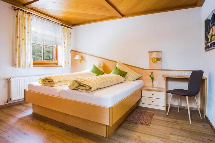 Ferienwohnung für 2 Personen, mit Terrasse und Garten sowie Sauna und Ausblick in Obsteig