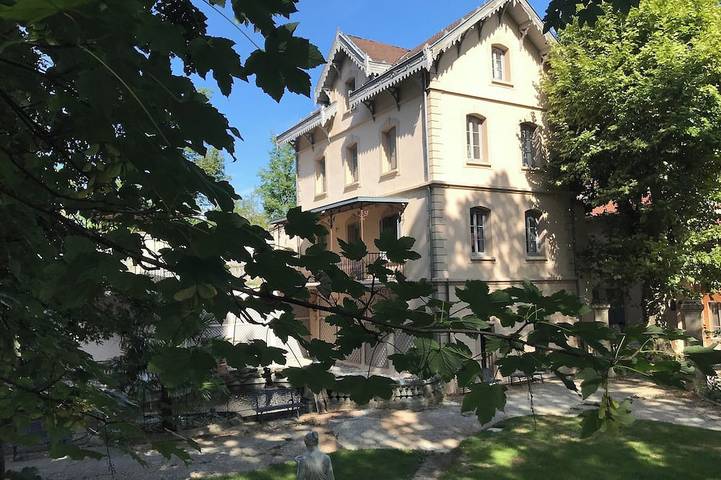 Location de vacances pour 12 personnes, avec jacuzzi ainsi que terrasse et jardin à Vernaison