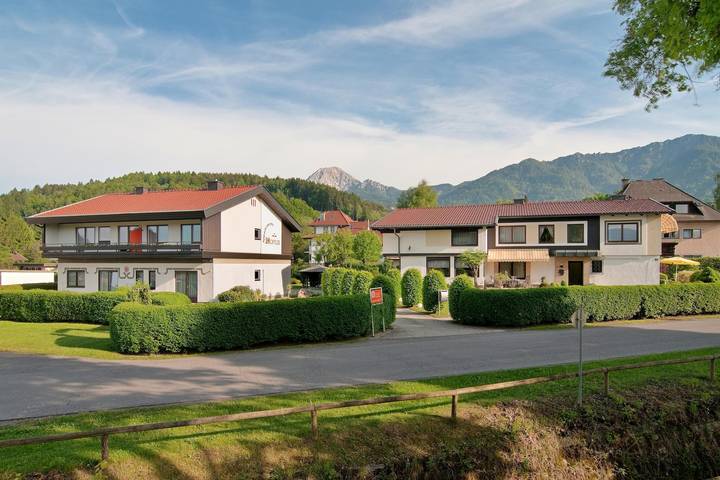 Ferienwohnung für 3 Personen, mit Sauna und Balkon sowie Seeblick und Garten, kinderfreundlich