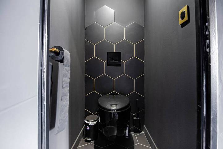 Entire apartment, Suite Balnéo/Hammam Noire et Or in Saint-Étienne, Loire