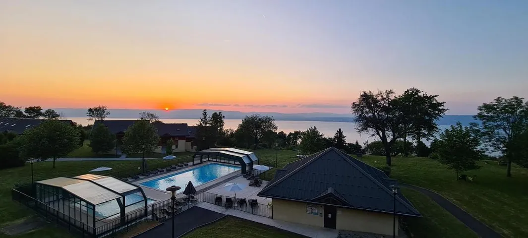 Apartamento de vacaciones para 4 personas, con vistas al lago y jardín además de piscina y vistas - 1