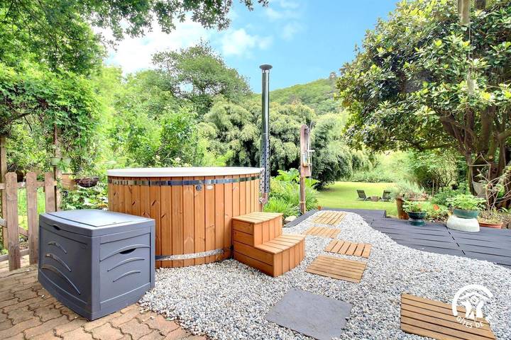 Maison de vacances pour 2 personnes, avec Jacuzzi ainsi que Terrasse et Jardin à Inzinzac-Lochrist