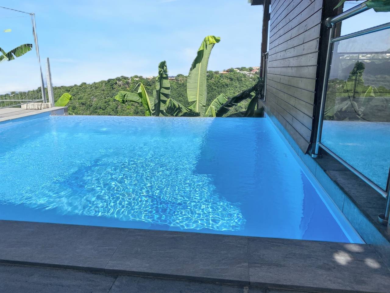 Charmant Bungalow avec vue sur la mer à Marigot, 60 m², piscine. in Vieux-Habitants, Guadeloupe