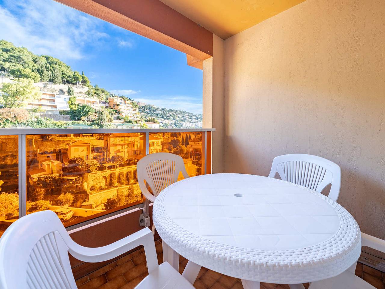 Studio entier, Studio pour 4 avec Wi-Fi illimité, vue mer in Roquebrune-Cap-Martin, Côte méditerranéenne (France)