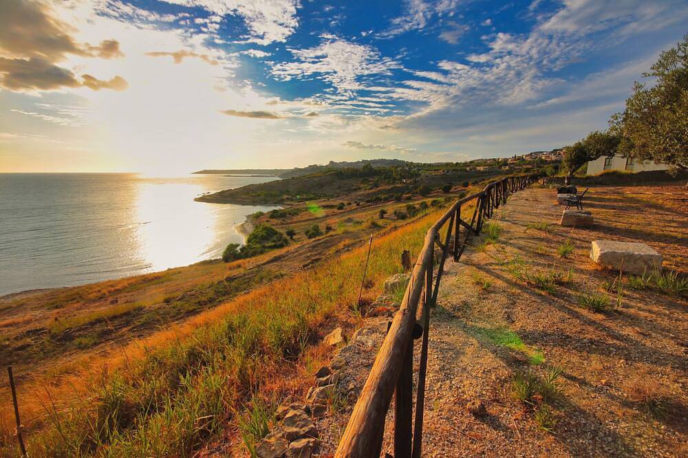 Appartamento intero, Case Bongiovi - App. Giallo - A 2 min dalla spiaggia, con giardino e vista mare in Sciacca, Provincia di Agrigento