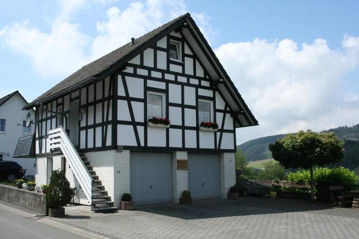 Ferienhaus für 8 Personen, mit Balkon und Terrasse sowie Ausblick in Westfeld