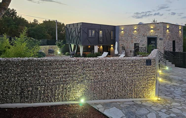 Geräumige 2-Zimmer-Wohnung mit Pool, Terrasse und WLAN in Dalmatinisches Zagora