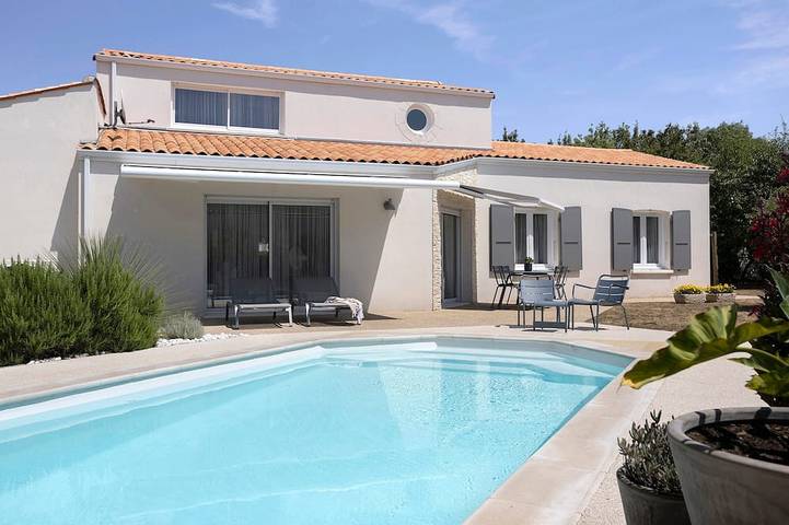 Location de vacances pour 4 personnes, avec jardin et piscine à La Jarrie