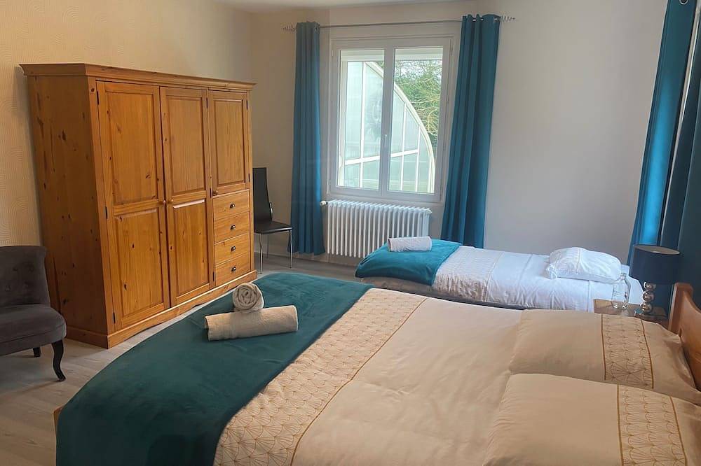 Large house in Normandy with heated swimming pool and games room. in Valognes, Côte de la Déroute